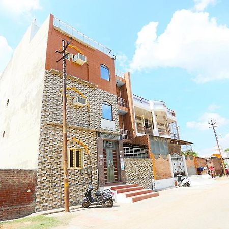 Oyo 44361 Shri Lajjaram Ashram Hotel Vrindāvan Exterior foto